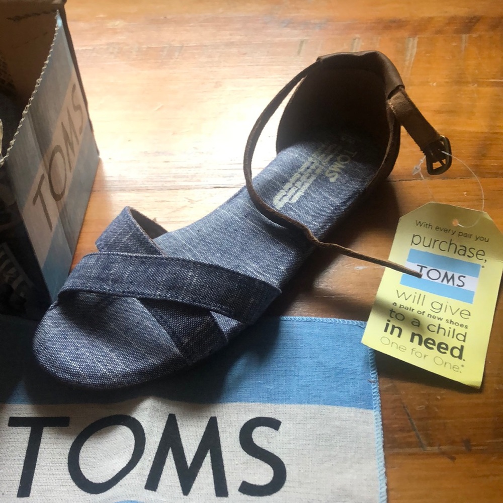 TOMS size 5 chambray sandals